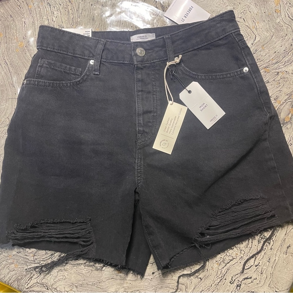 New Womenโs black denim Jean
shorts size 27
Mom shorts
Brand is Forever 21